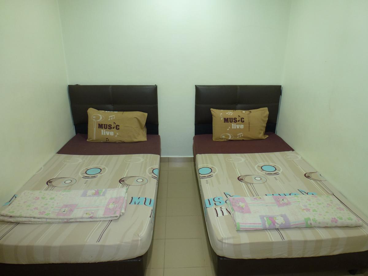 Batu Berendam Inn Kampong Sungai Putat Kültér fotó