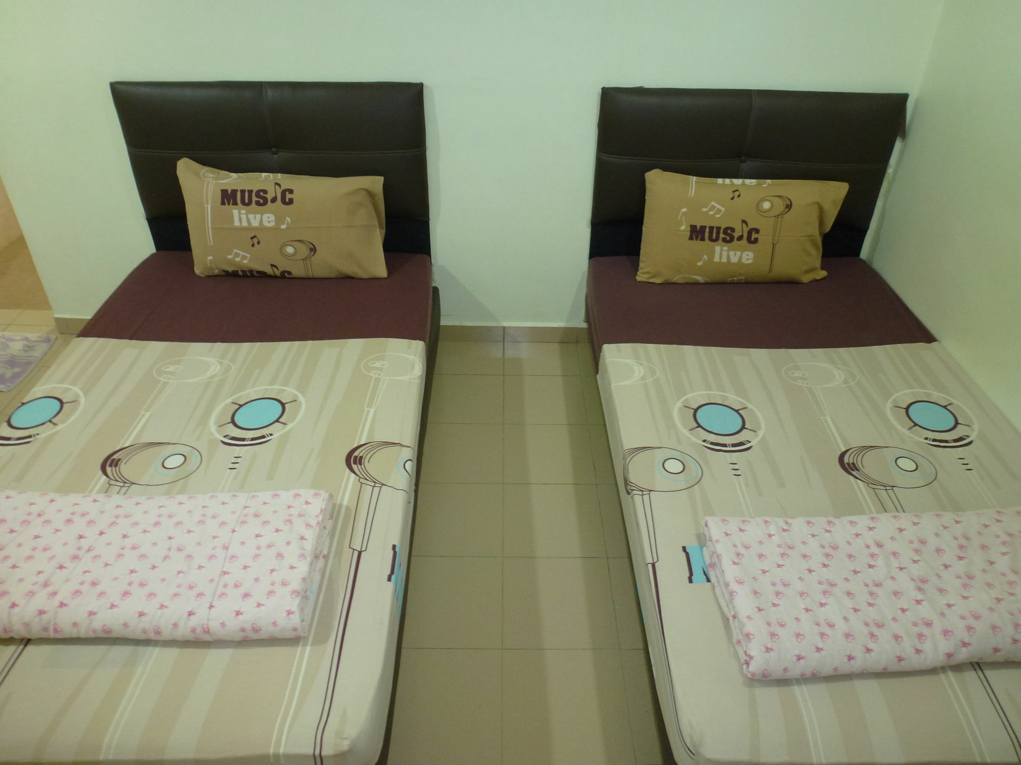 Batu Berendam Inn Kampong Sungai Putat Kültér fotó
